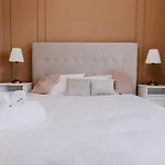 The Oasis-parking, Smart Tv, Walk-in Shower *
