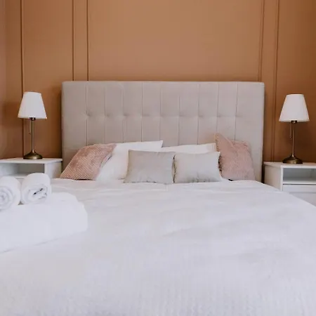The Oasis - Parking, Smart Tv, Walk-in Shower *