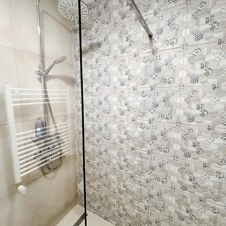 The Oasis - Parking, Smart Tv, Walk-in Shower 아파트